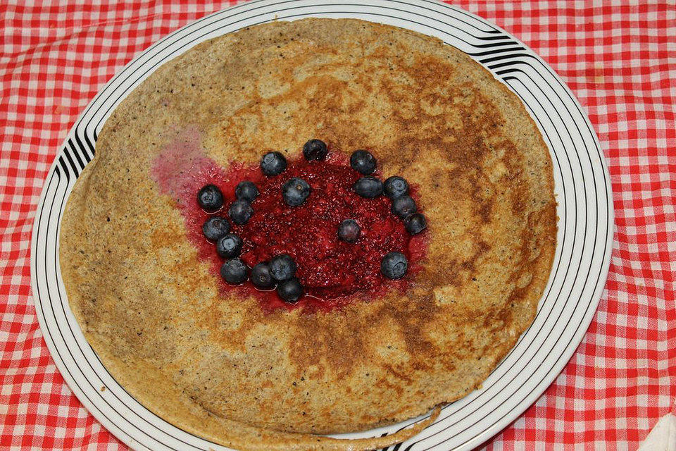 Zuckerfreie Dinkelpfannkuchen mit Himbeer-Chia-Marmelade