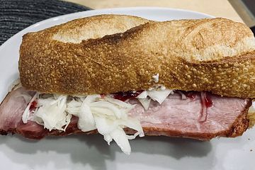 Krustenbraten-Sandwich mit Krautsalat und Preiselbeeren