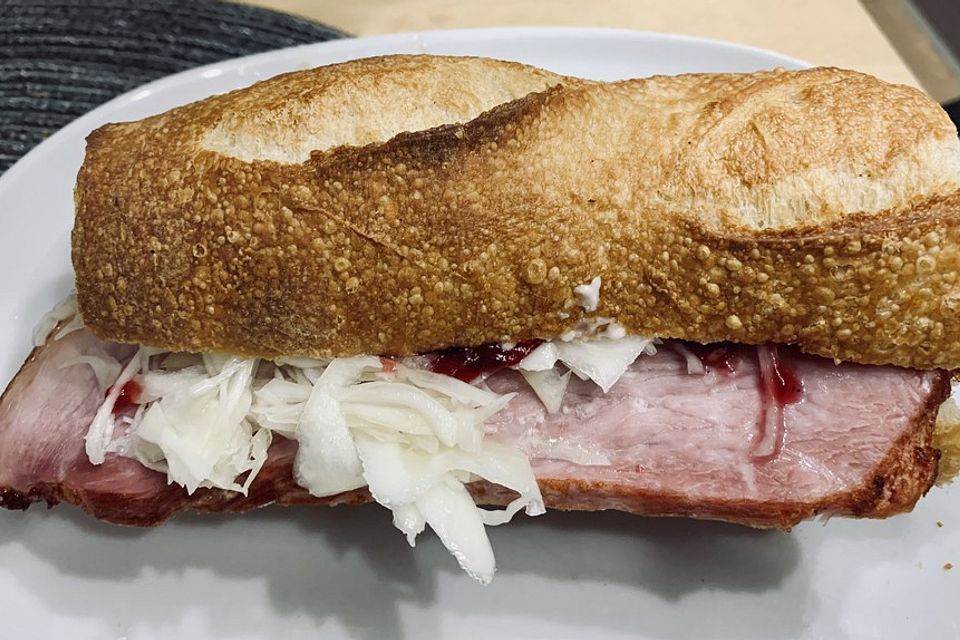 Krustenbraten-Sandwich mit Krautsalat und Preiselbeeren