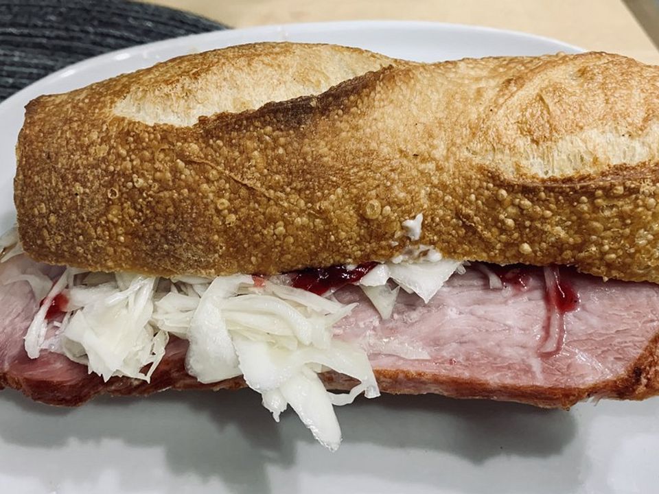 Krustenbraten-Sandwich mit Krautsalat und Preiselbeeren von ...