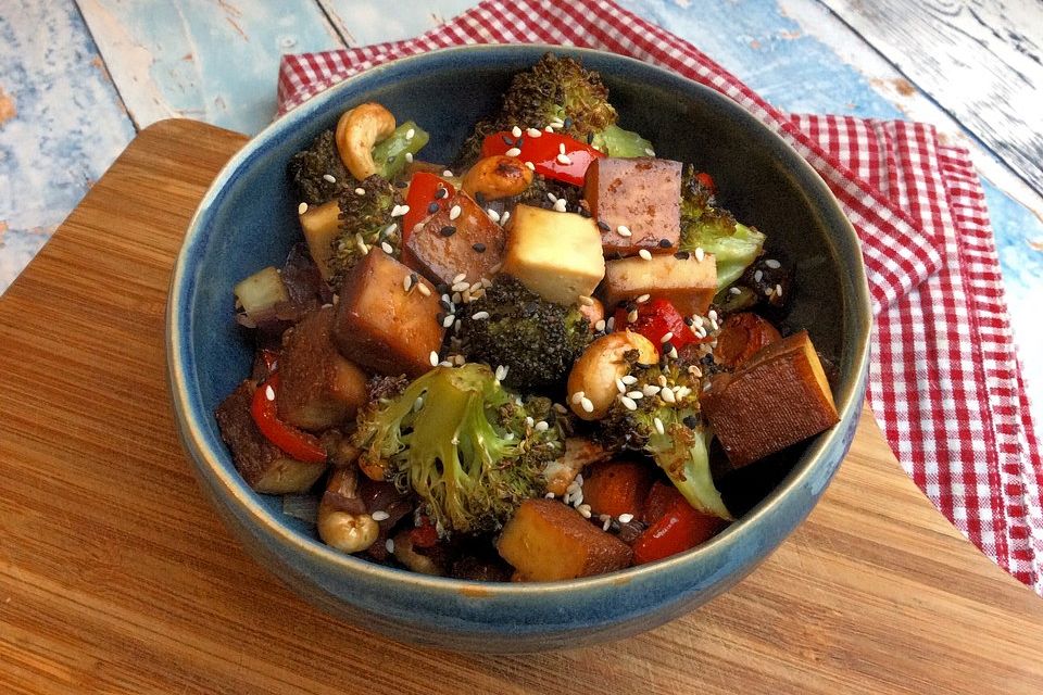 Teriyaki-Ofengemüse mit Räuchertofu