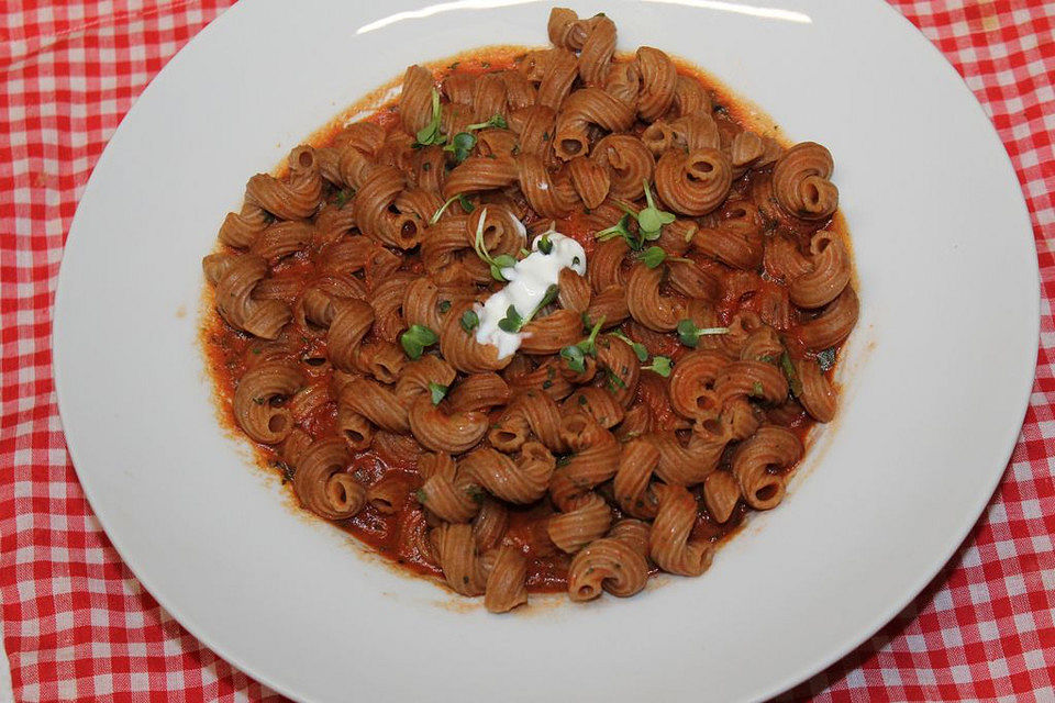 Dinkel-Farfalle in Tomaten-Salbei-Soße