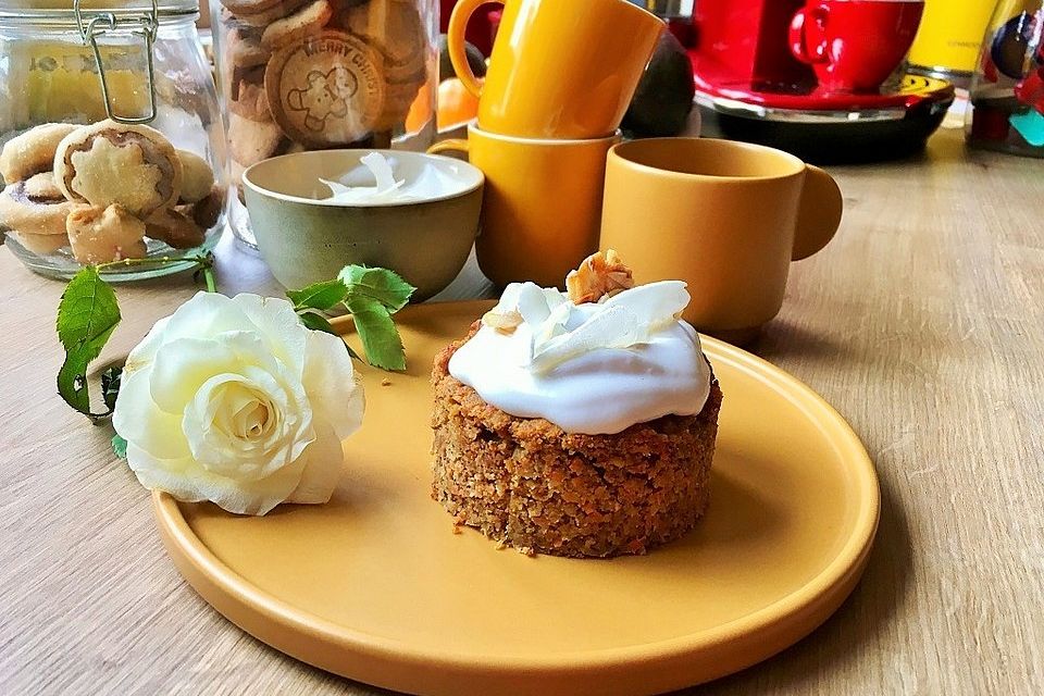 Glutenfreier Möhrenkuchen mit Äpfeln und Nüssen