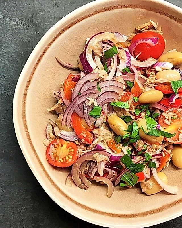 Schneller Zwiebelsalat aus Italien mit Thunfisch und Bohnen