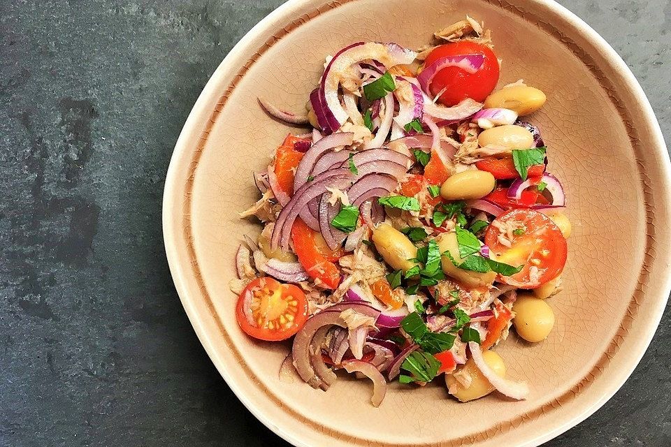 Schneller Zwiebelsalat aus Italien mit Thunfisch und Bohnen