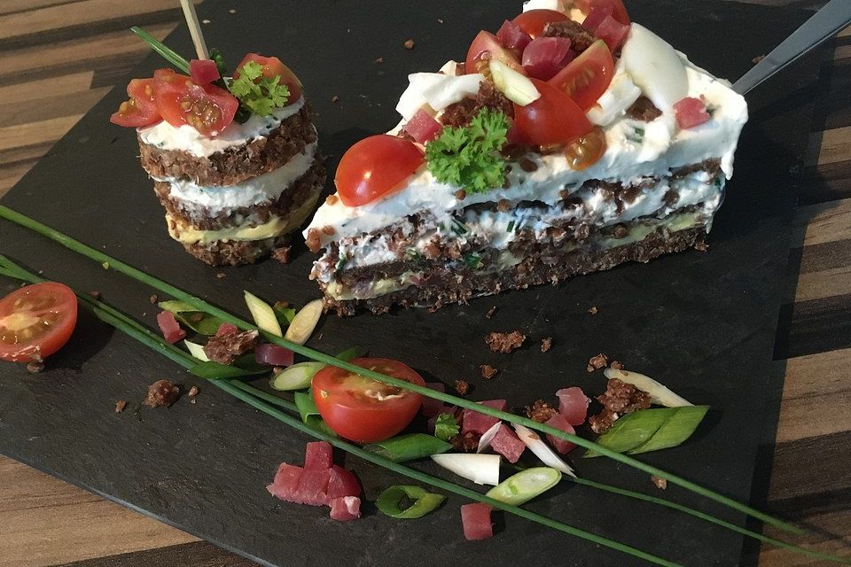 Herzhafte Schwarzbrottorte