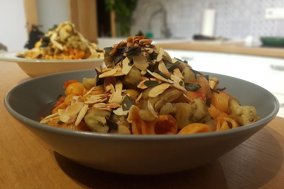 Geschmorte Aubergine in Tomatensauce mit Hütchennudeln und gerösteten Mandeln