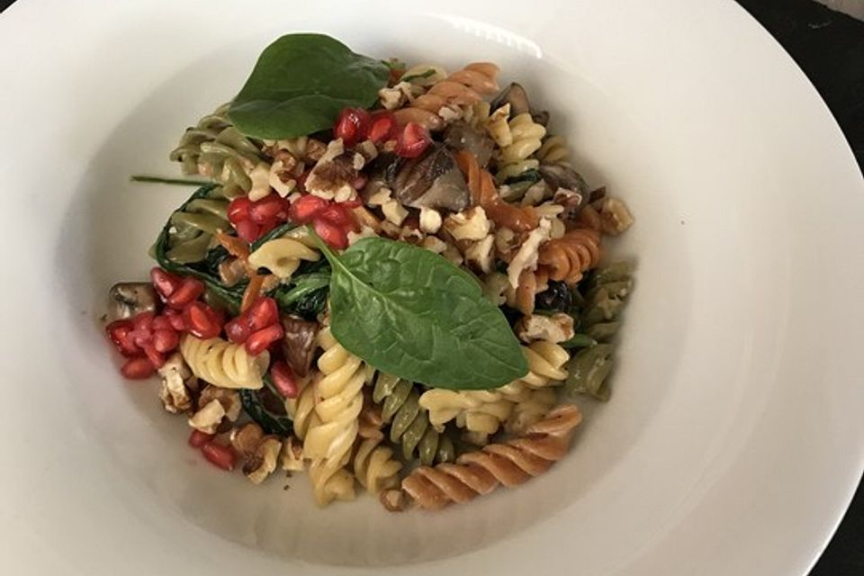 Bunte Pasta mit herbstlichem Gemüse mit Mascarponesauce, Granatapfelkernen und Walnüssen