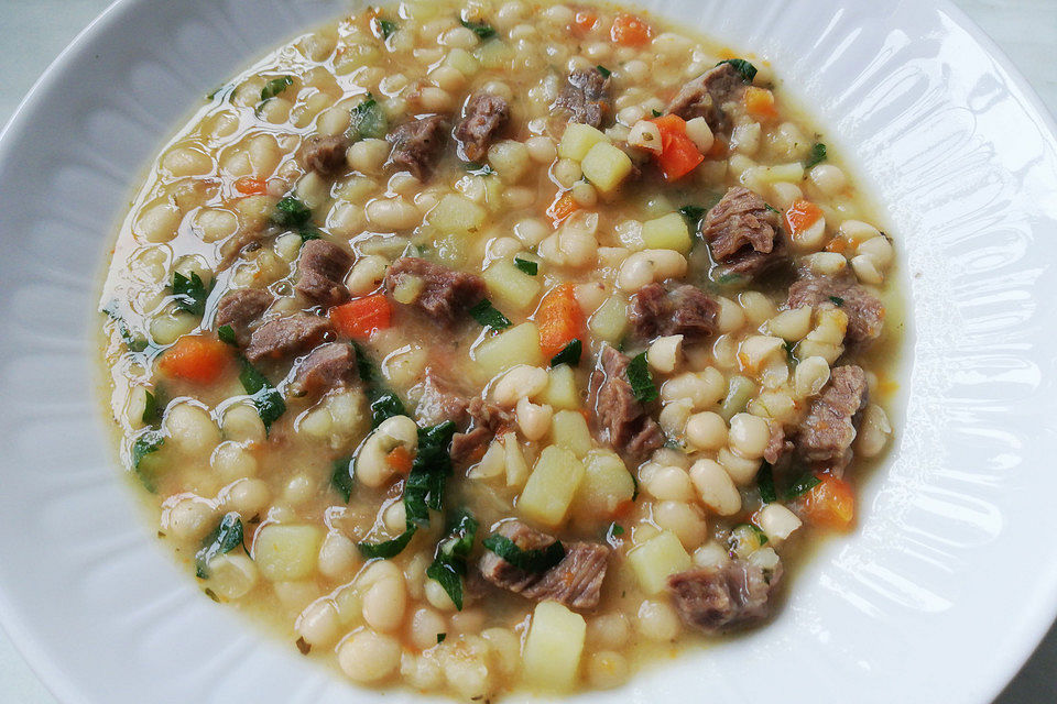 Weiße Bohnensuppe mit Rindfleisch