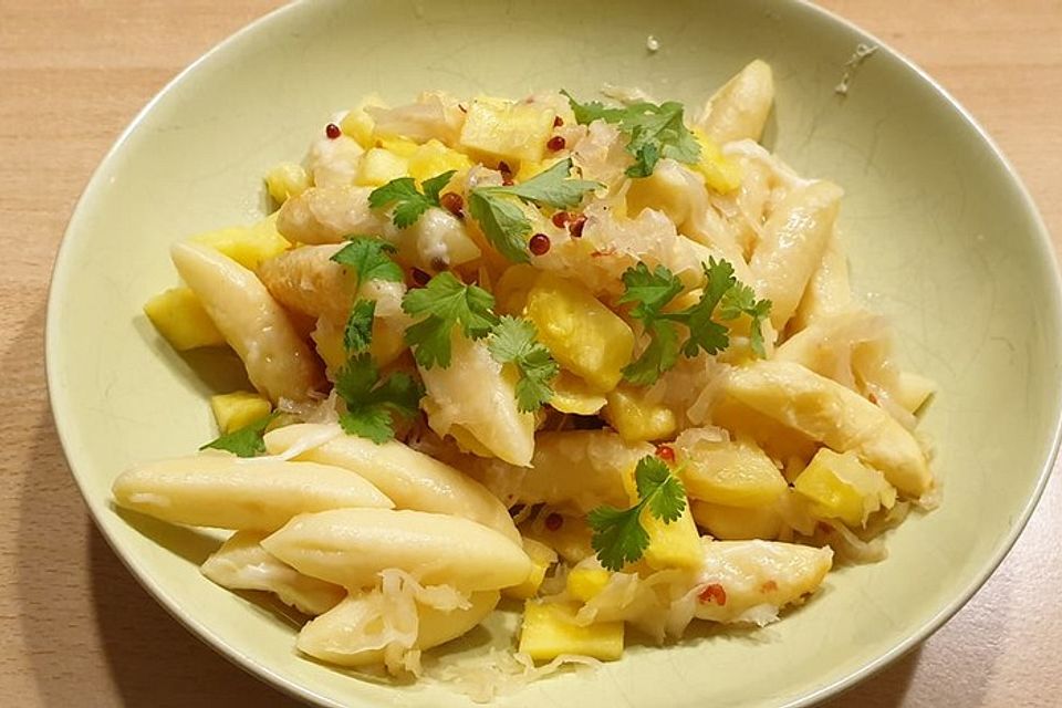 Schupfnudel-Ananas-Auflauf mit Sauerkraut und Gruyère