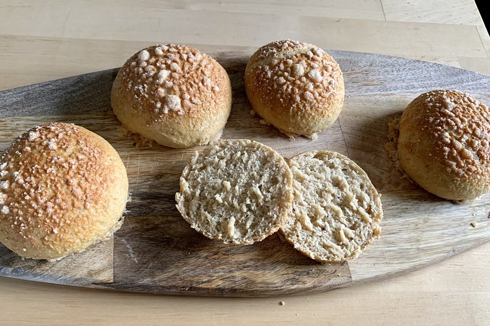 Leckere Frühstücksbrötchen mit Parmesan und Kräutern