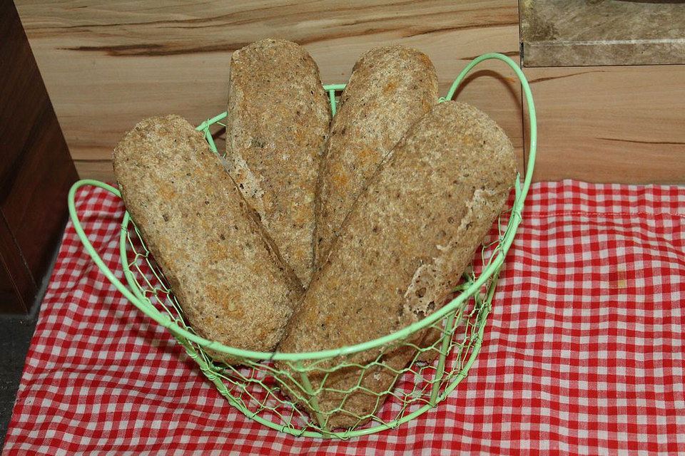 Leckere Frühstücksbrötchen mit Parmesan und Kräutern