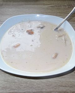 Cremesuppe aus Grünschalmuscheln und Spargel