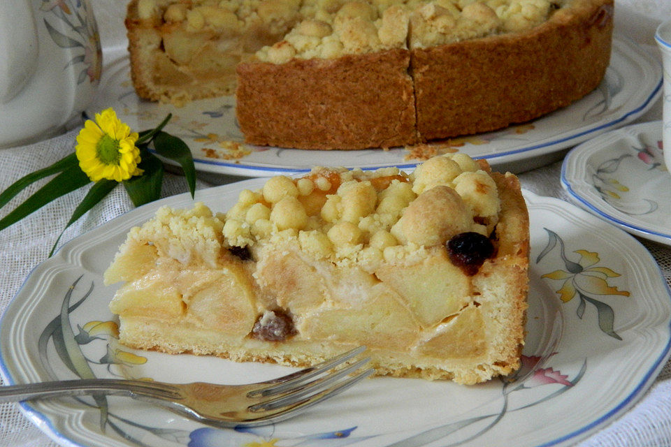 Apfel-Karamellkuchen mit Streuseln auf Mürbeteig