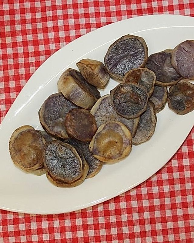 Lila Ofenkartoffelscheiben in Paprikaöl