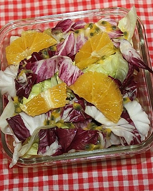Fruchtiger Eisberg-Radicchio-Salat mit Orangenfilets und Orangen-Maracuja-Dressing