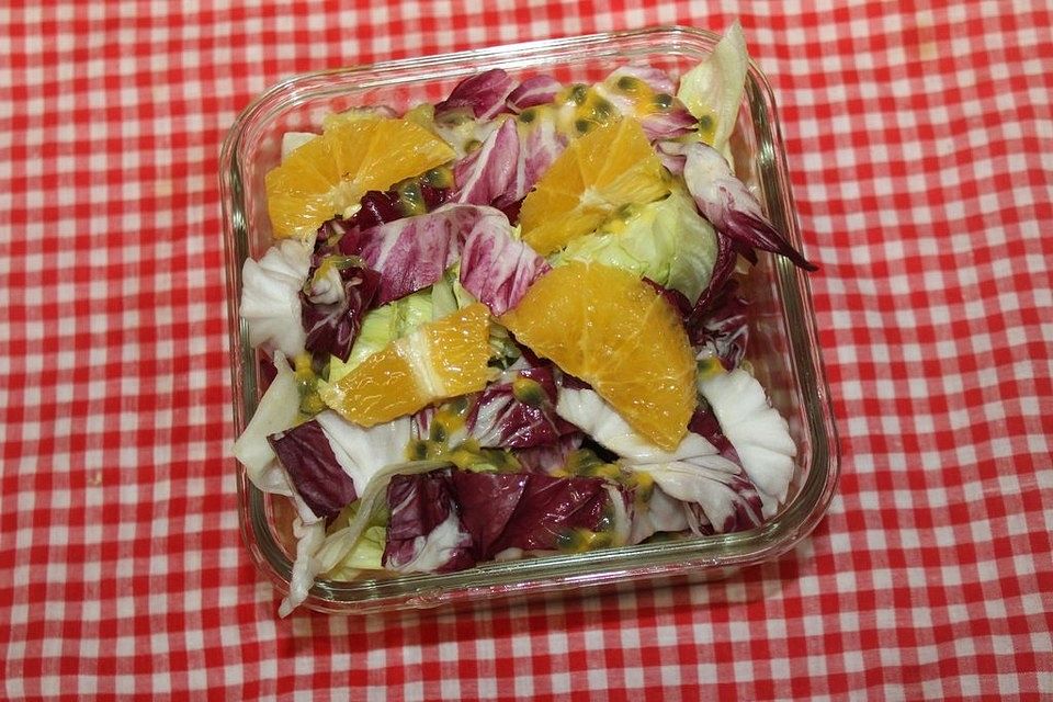 Fruchtiger Eisberg-Radicchio-Salat mit Orangenfilets und Orangen-Maracuja-Dressing