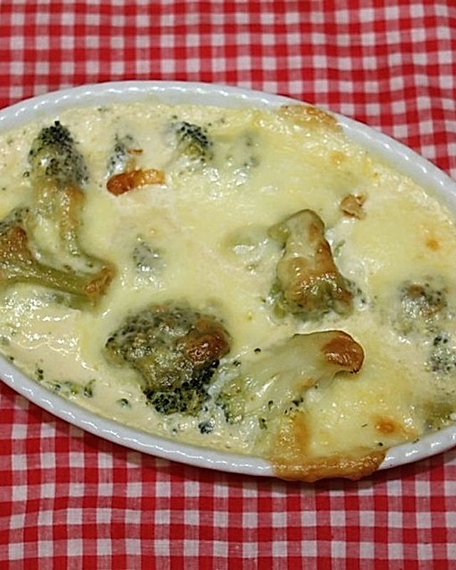 Brokkoli in Eier-Sahne mit dreierlei Käse überbacken