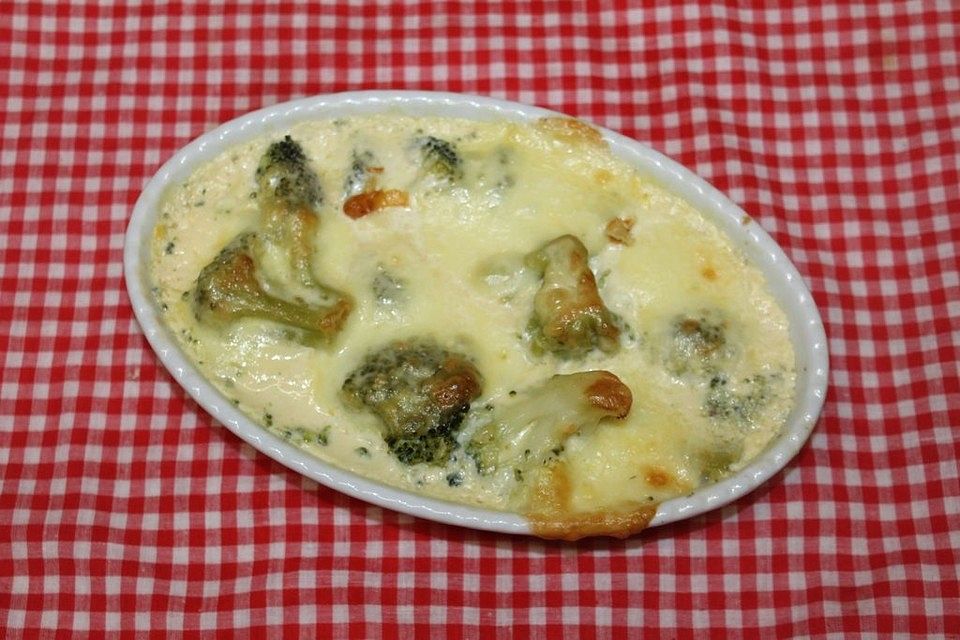 Brokkoli in Eier-Sahne mit dreierlei Käse überbacken