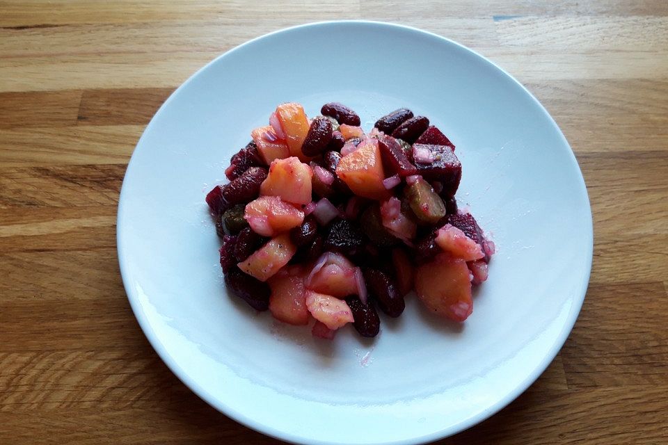 Ukrainischer Vinaigrette-Salat mit Gewürzgurken