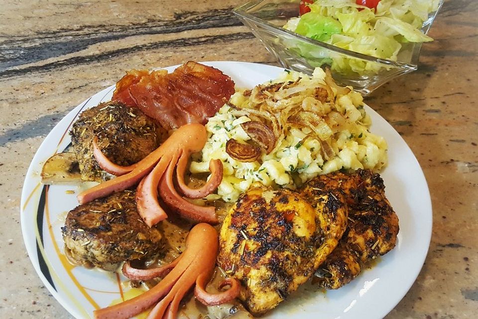 Grillteller mit Käsespätzle und Champignonsoße