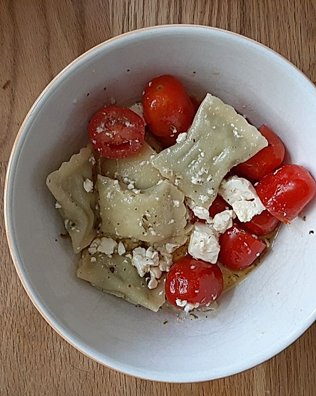 Maultaschen-Salat mit Tomaten und Schafskäse