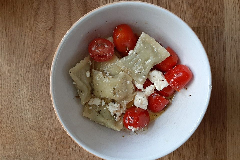 Maultaschen-Salat mit Tomaten und Schafskäse