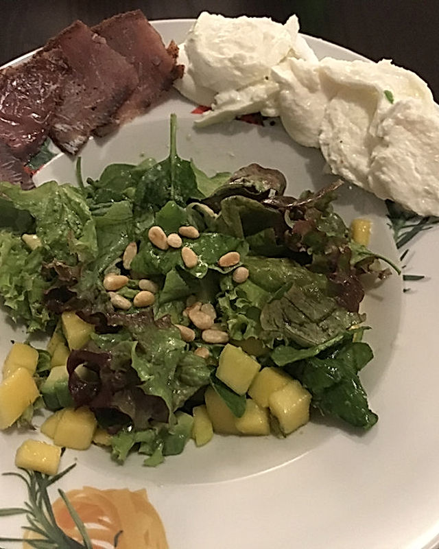 Salat mit geräuchertem Thunfisch und Büffelmozzarella