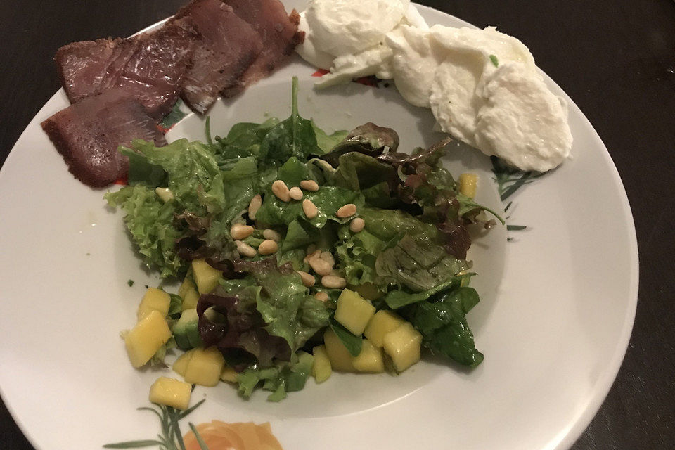 Salat mit geräuchertem Thunfisch und Büffelmozzarella