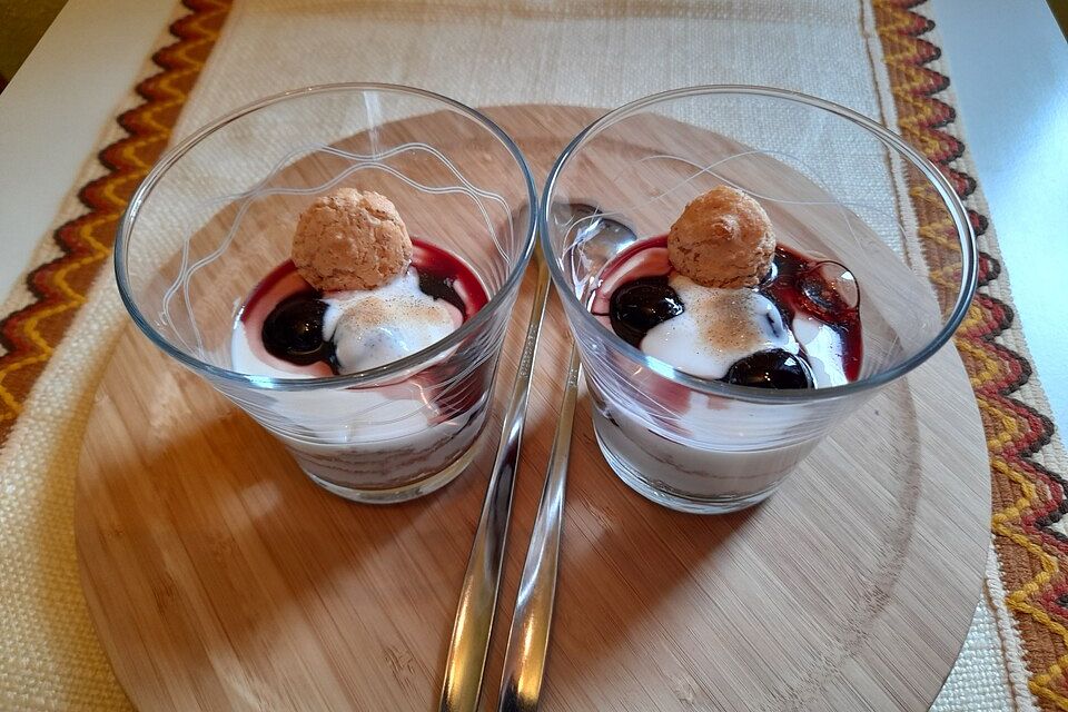 Schichtdessert mit griechischem Joghurt, Amarenakirschen und Amarettini