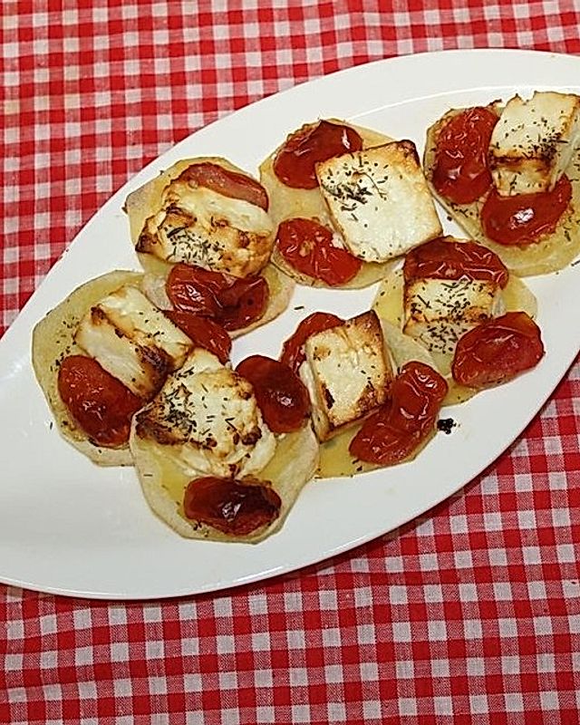Kartoffelscheiben mit Tomaten, Thymian und Feta überbacken