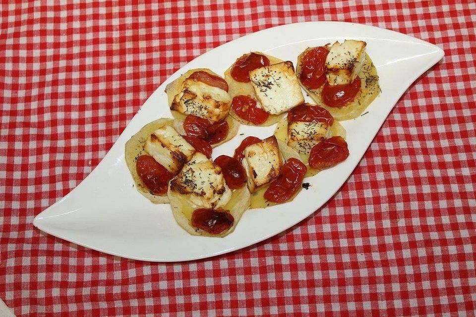 Kartoffelscheiben mit Tomaten, Thymian und Feta überbacken