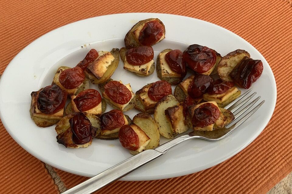 Kartoffelscheiben mit Tomaten, Thymian und Feta überbacken