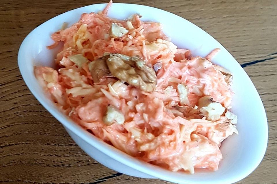 Möhren-Käse-Salat mit Walnuss