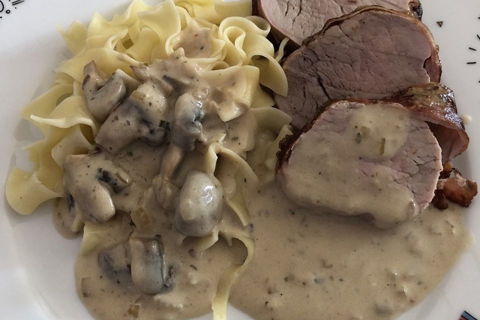 Schweinefilet im Speckmantel mit Champignons aus dem Ofen