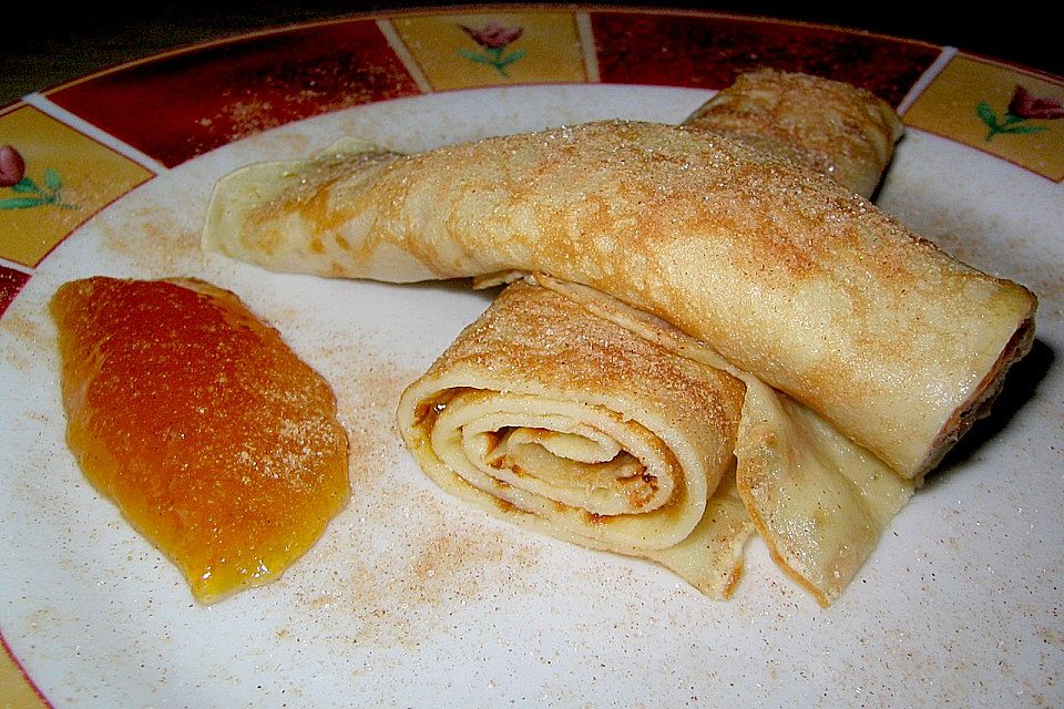 Palatschinken mit Marillenmarmelade