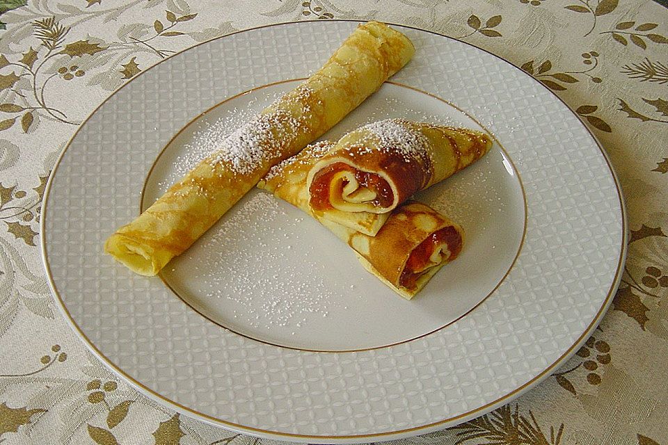 Palatschinken mit Marillenmarmelade