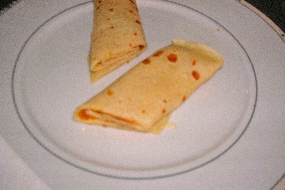 Palatschinken mit Marillenmarmelade