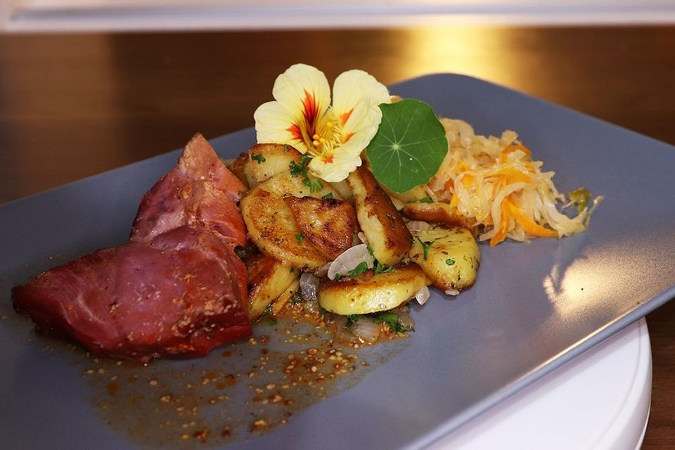 Kasseler mit Sauerkraut und Bratkartoffeln