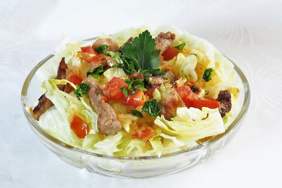 Eisbergsalat mit Filetstreifen Eisbergsalat mit Filetstreifen
