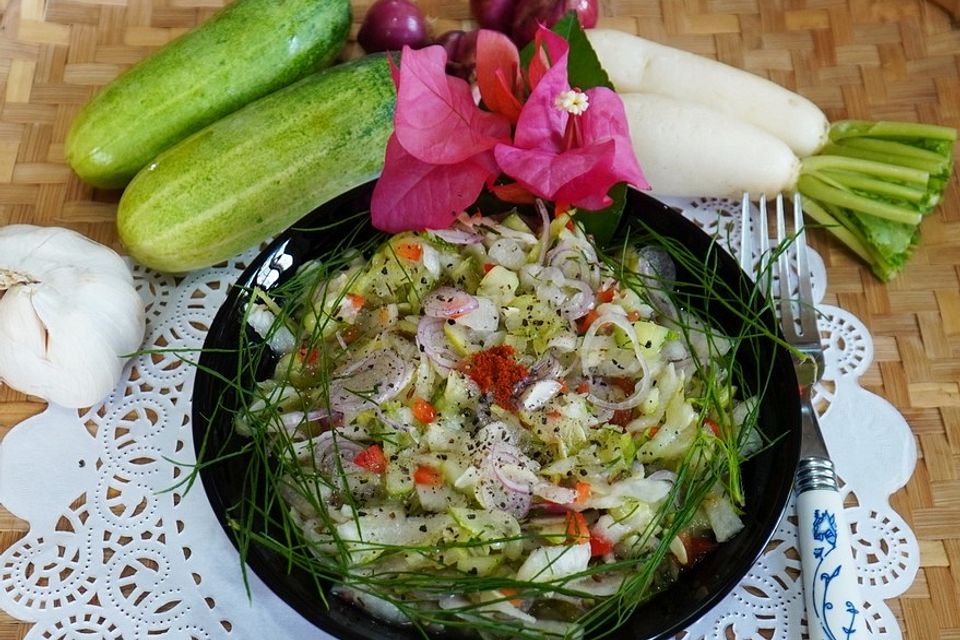 Gemischter Rettichsalat mit Gurken und Paprika