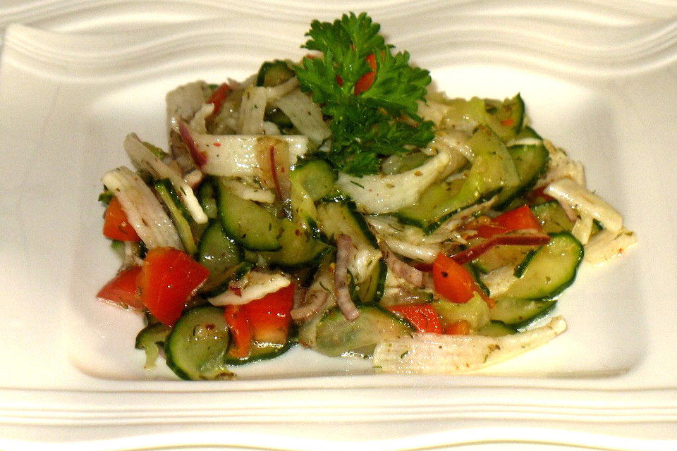 Gemischter Rettichsalat mit Gurken und Paprika