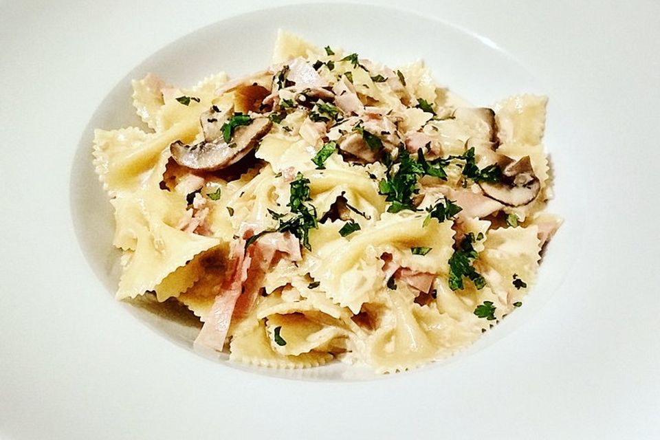 Farfalle con panna, prosciutto e funghi