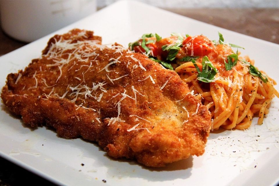 Piccata Milanese von der Pute mit selbstgemachten Tomaten-Spaghetti