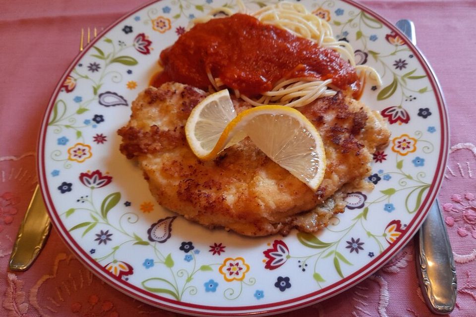 Piccata Milanese von der Pute mit selbstgemachten Tomaten-Spaghetti Piccata Milanese von der Pute mit selbstgemachten Tomaten-Spaghetti