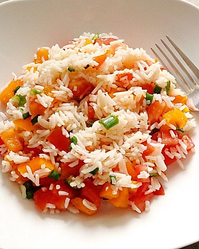 Reissalat mit Tomaten und Paprika