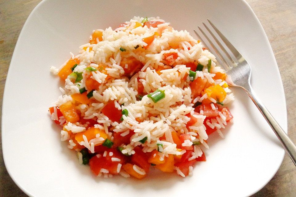 Reissalat mit Tomaten und Paprika