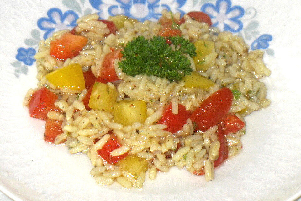 Reissalat mit Tomaten und Paprika