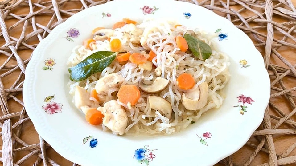 Konjak-Spaghetti mit Karotten, Pilzen und Hähnchen von DUO-Trade| Chefkoch