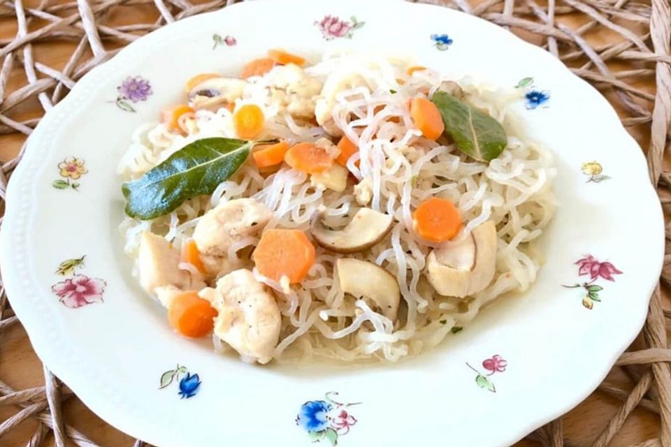 Konjak-Spaghetti mit Karotten, Pilzen und Hähnchen